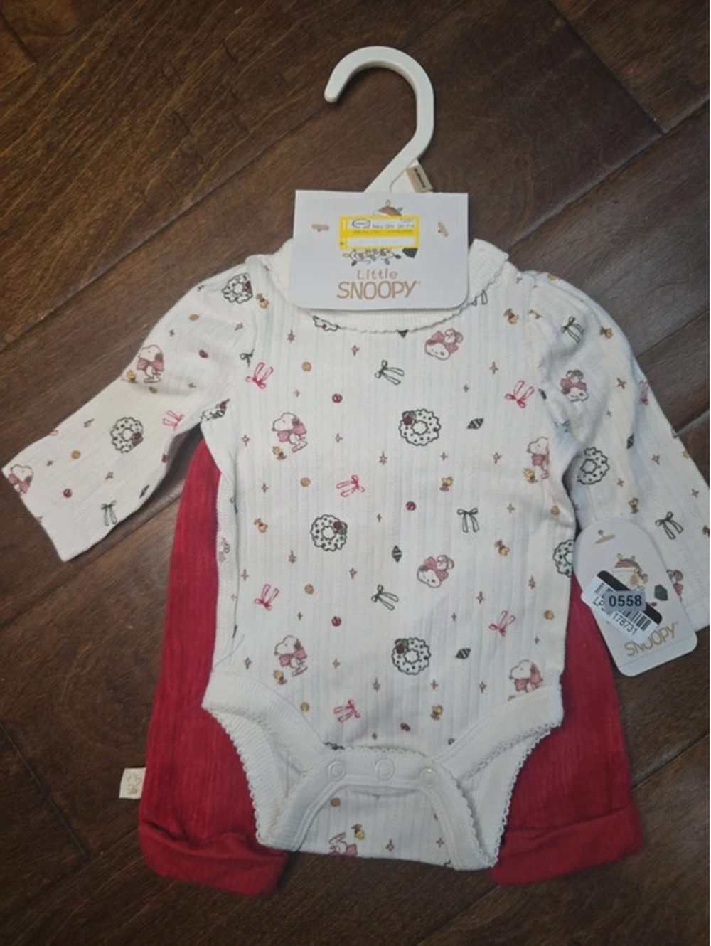 Newborn brand new snoopy, christmas outfit. Set item 558G8